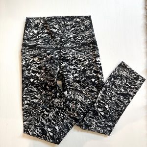 Lululemon Like new, B&W high rise slight crop tight, size 2, washed, never worn
